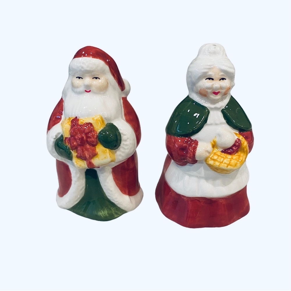 Vintage Mr & Mrs Santa Claus Salt Pepper Shakers Christmas Holiday Dining